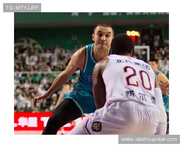 特写:老将西热力江教练席激情指挥,一次成功挑战后振臂高呼 特写:老将西热力江教练席激情指挥,一次成功挑战后振臂高呼